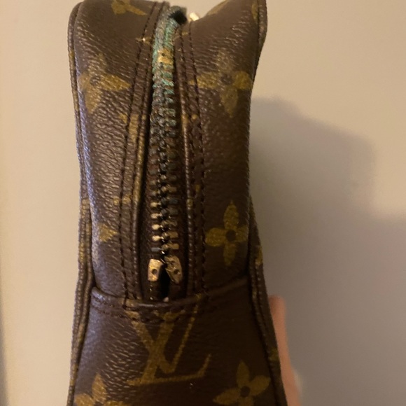 Louis Vuitton Toiletry bag! - Picture 3 of 11
